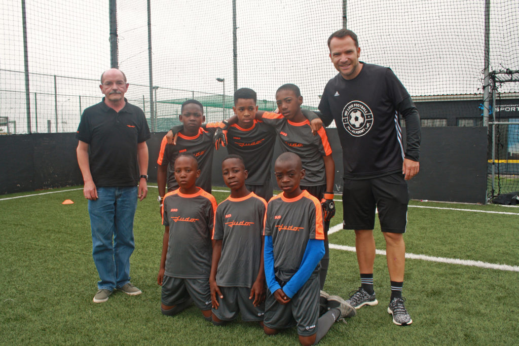 Trikots für das Jugendteam in Südafrika: We love Football