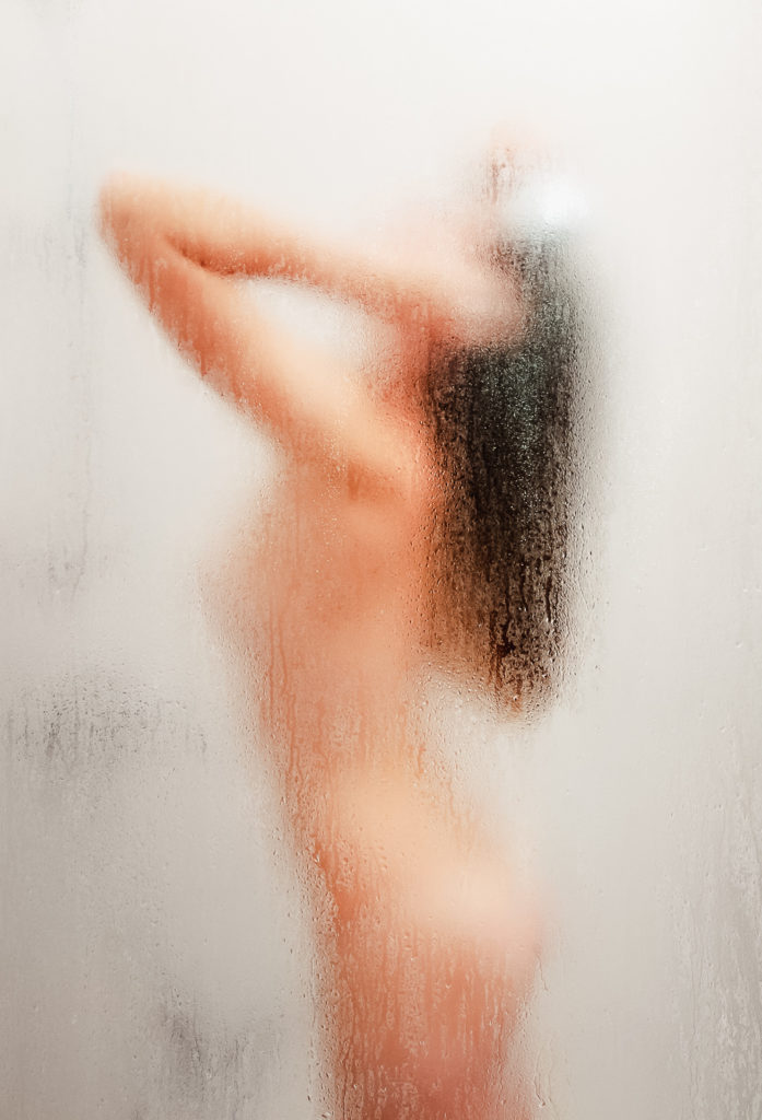 duschende Frau